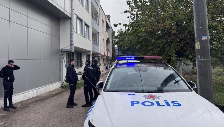 Bursa'da eve taş atan oğlunu yakalamak isterken balkondan düşen baba yaralandı