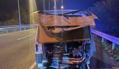 Çekici kamyonet, ticari araca çarptı : 2 ölü