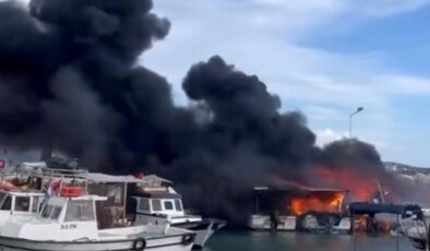 Çeşme’de korku dolu anlar: Tekneler alevlere teslim oldu