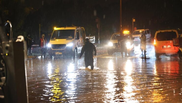 Çeşme’yi sağanak vurdu: Ev ve iş yerlerini su bastı