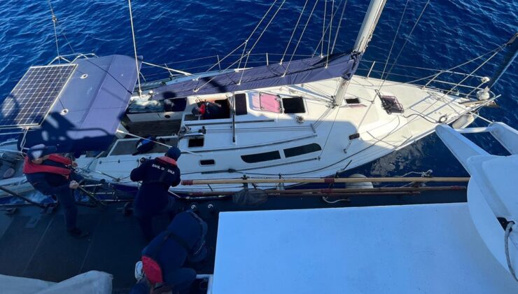 Datça açıklarında yelkenli teknede 22 düzensiz göçmen yakalandı