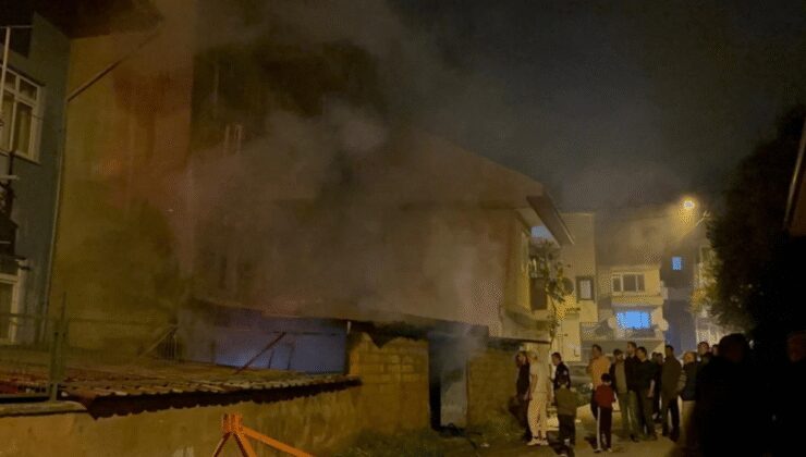 Depoda çıkan yangında, traktör ve tarım malzemeleri kül oldu