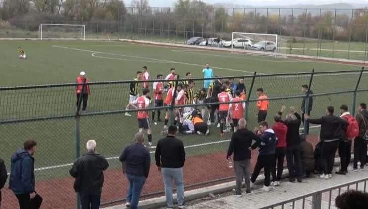 Dili boğazına kaçan futbolcuyu hakem kurtardı