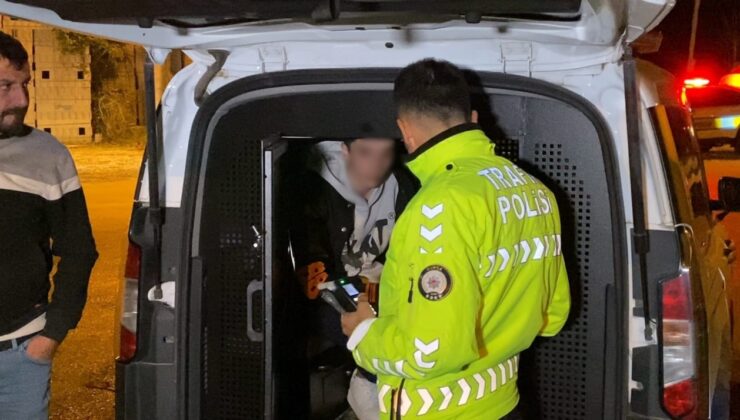 Direksiyona geçtiği araçla polisten kaçan çocuk, kaza yapınca yakalandı