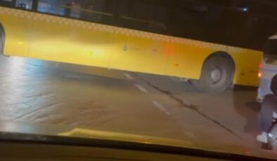 Dönüş yapmak isteyen İETT yolda sıkıştı