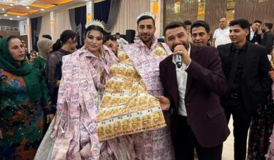 Düğünde gelin ve damada paradan yelek giydirip, taç taktılar