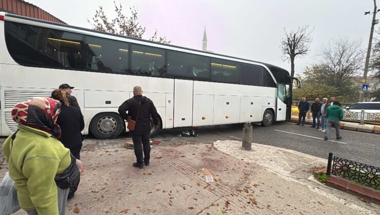 Edirne'de kayarak yolu kapatan otobüs trafiği kilitledi