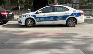 Ekip arabasını yaya yoluna çeken polis memuruna trafik cezası