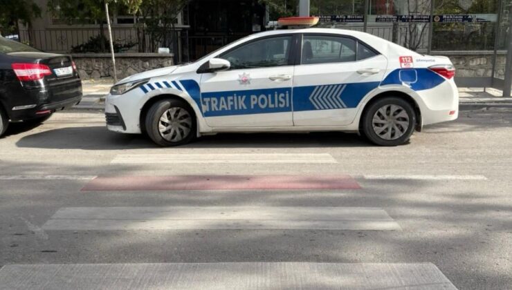 Ekip arabasını yaya yoluna çeken polis memuruna trafik cezası