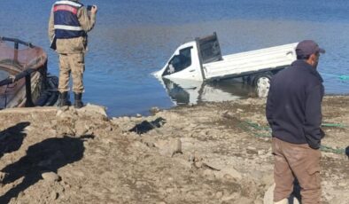 El freni çekilmeyen kamyonet baraj gölüne düştü: 1 ölü