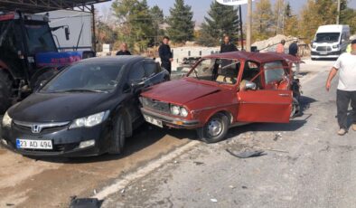 Elazığ’da feci kaza: Arabanın yarısı koptu! 1 ölü