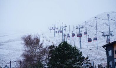 Erciyes’te yoğun kar yağışı! Beyaza büründü!