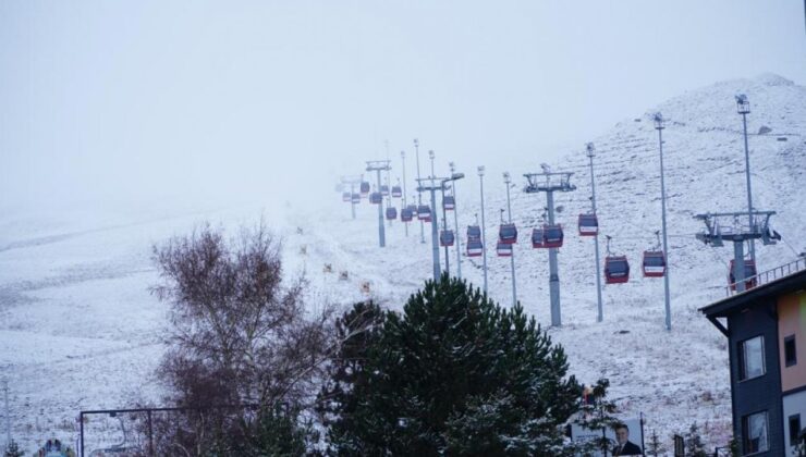 Erciyes’te yoğun kar yağışı! Beyaza büründü!
