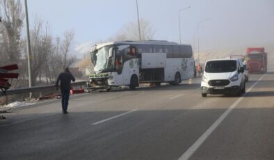 Erzurum’da yolcu otobüsü ile tır çarpıştı: Kazada 11 kişi yaralandı