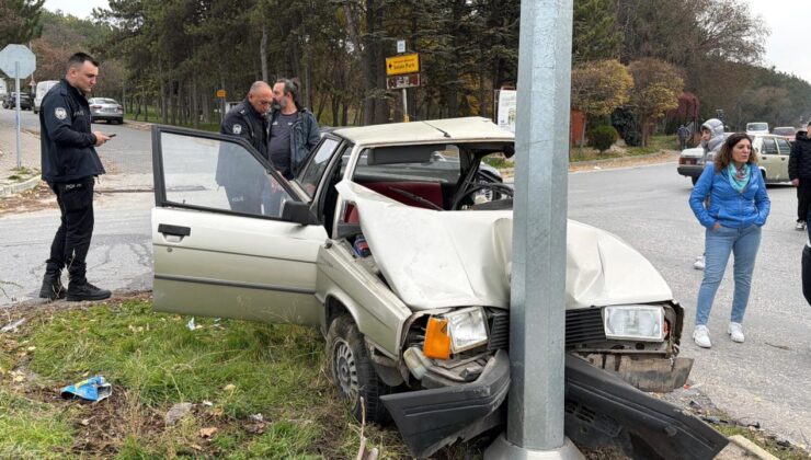 Eskişehir’de iki otomobil çarpıştı: Kazada 2 kişi yaralandı