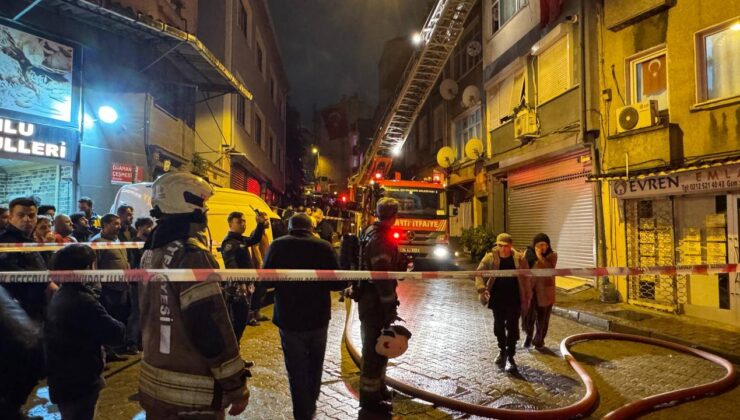 Fatih’te binanın çatısında yangın