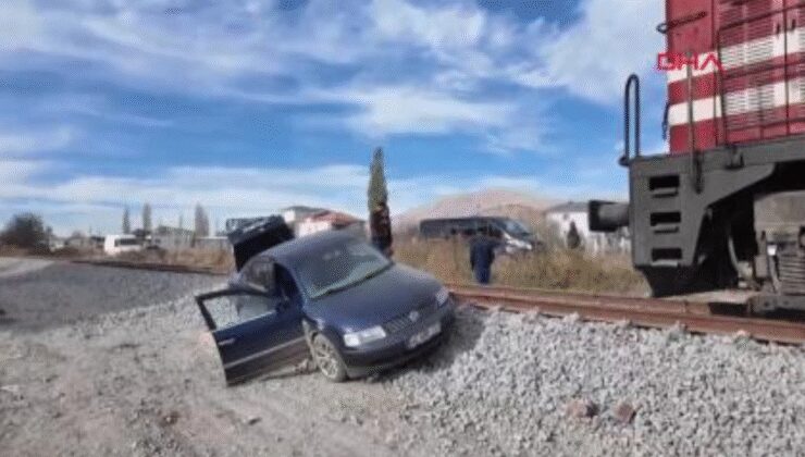 Felaket anları: Lokomotif, hemzemin geçitte otomobile çarptı