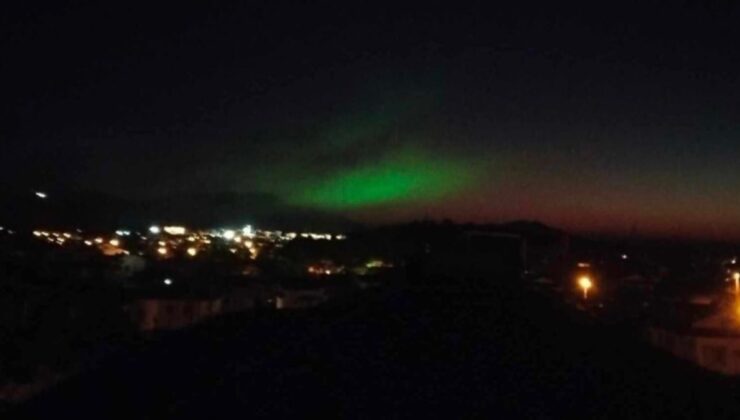 Fethiye'de gökyüzündeki mor ve yeşil ışık dikkat çekti