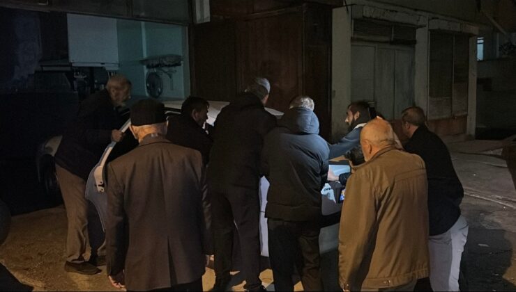 Garajda otomobilin içinde ölü bulundu