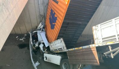 Gaziantep’te kamyonete çarpan tır, köprüden düştü: 2 yaralı