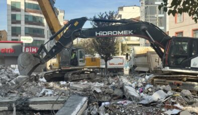 Gebze’de enkaz kaldırılıyor: Ekipler zeminde inceleme yapıyor!