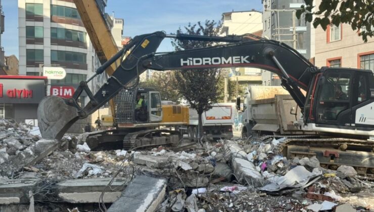 Gebze’de enkaz kaldırılıyor: Ekipler zeminde inceleme yapıyor!