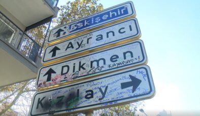 Gençlerin yeni akımı ‘pes’ dedirtti! Kızılay tabelası, 3. kez yenilendi