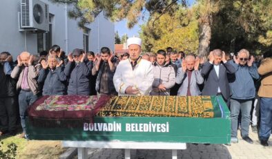 Gıda zehirlenmesi şüphesiyle ölen anne ile 2 çocuğu toprağa verildi