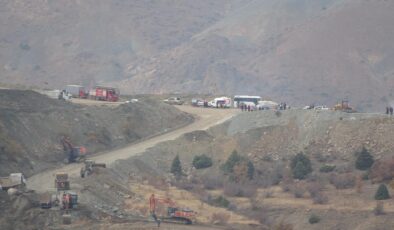 Göçük altında kalan müdür aranıyor