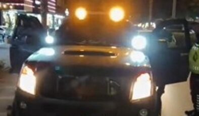 Hem ceza yedi hem ehliyetinden oldu! Çakarlı araca ibretlik ceza