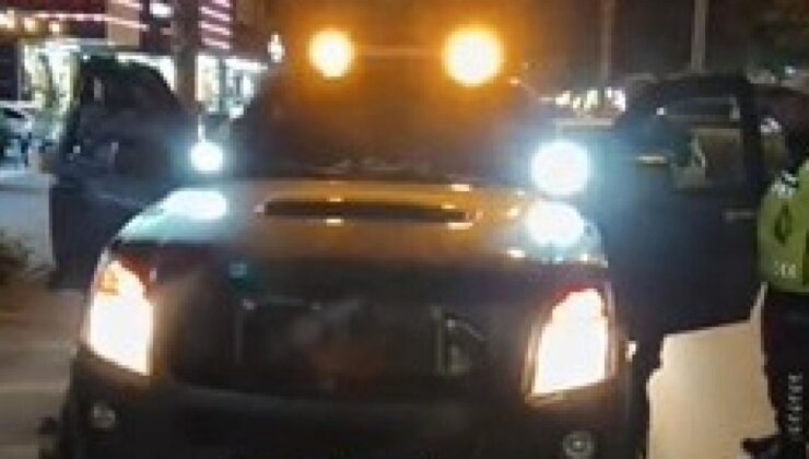 Hem ceza yedi hem ehliyetinden oldu! Çakarlı araca ibretlik ceza