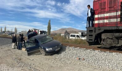 Hemzemin geçitten geçmeye çalışan otomobile lokomotif çarptı