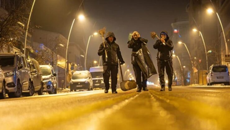 Herkes uyuduktan sonra levye ve balyozlarla tüm sokakları geziyorlar