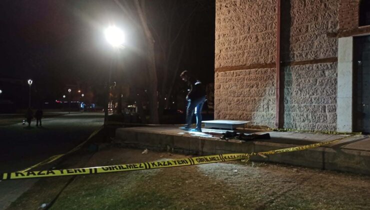 İki grubu birbirine düşüren soru! Kavga çıktı, 1 kişi öldü