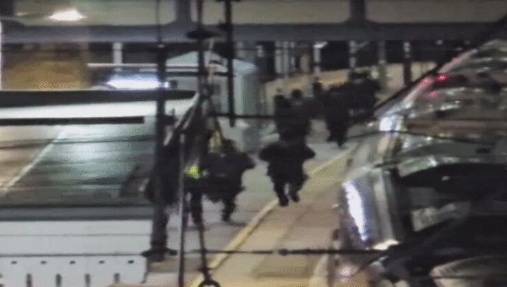 İngiltere'de trende bıçaklı saldırı: 10 yaralı