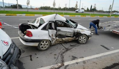 İşçi servisi ile otomobil çarpıştı: 1 ölü, 4 yaralı!