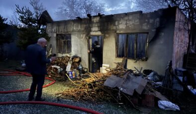 Isınmak için sobaya benzin döktü: Tüm ev küle döndü