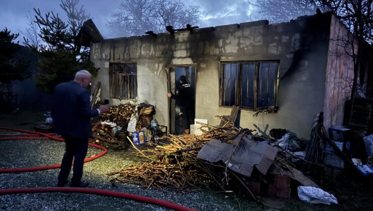 Isınmak için sobaya benzin döktü: Tüm ev küle döndü