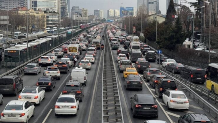 İstanbul pazartesiyi atlattı, trafiği atlatamadı