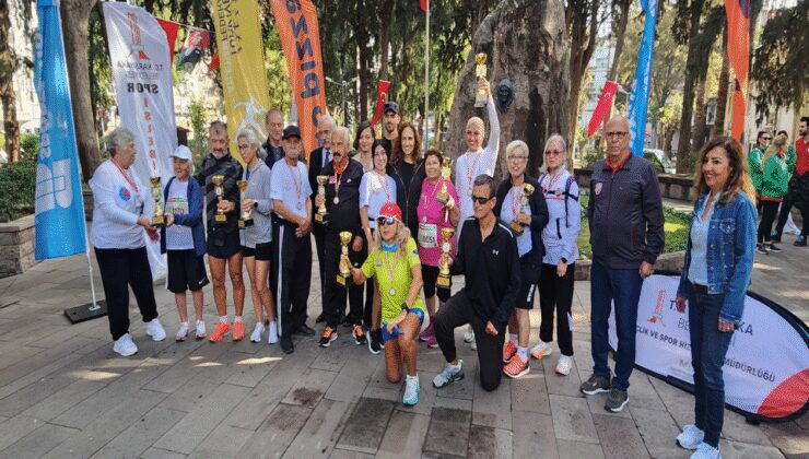 İzmir’in caddelerinde Ata’ya ve Zübeyde anneye sevgi seli aktı