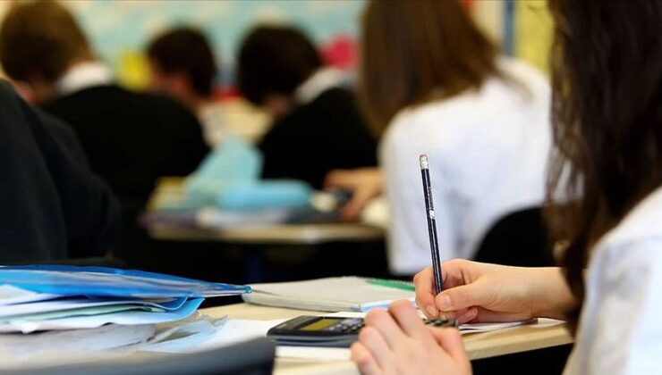 Kadınlar tuvaletine gizli kamera yerleştiren öğretmeni, okul yönetimi yakalatmış