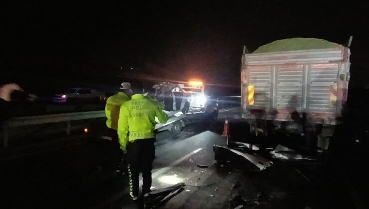 Kamyona çarpan otomobil hurdaya döndü: Bir aile yok oldu!