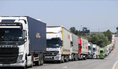 Kapıkule’de TIR kuyruğu çilesi: Çift yönlü tam 7’şer kilometre!