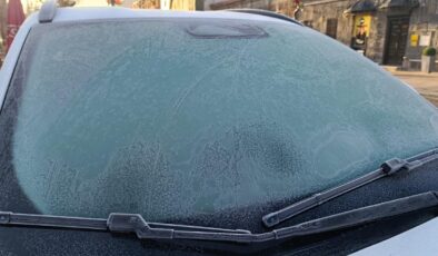 Kars eksi 13’ü gördü: Araç camları buz tuttu