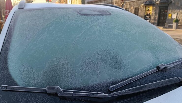 Kars eksi 13’ü gördü: Araç camları buz tuttu