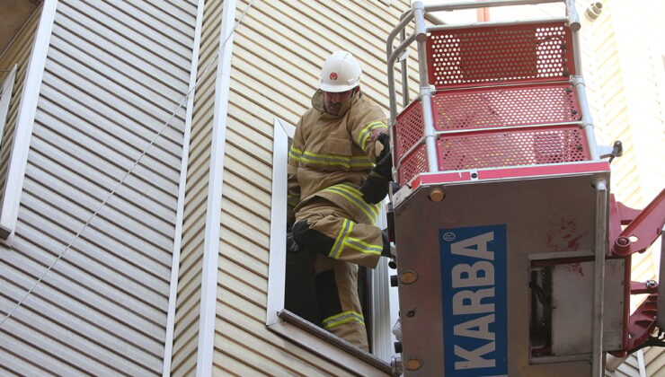 Kars’ta apartman girişinde yangın: 1’i çocuk 3 kişi hastaneye kaldırıldı