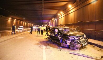 Karşı şeride geçerek panelvana çarpan cipteki 2 kişi hayatını kaybetti