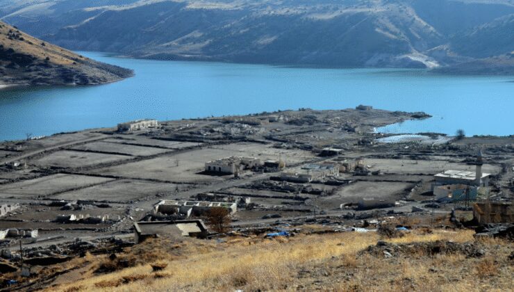 Kars'ta baraj sularının çekilmesiyle köy gün yüzüne çıktı