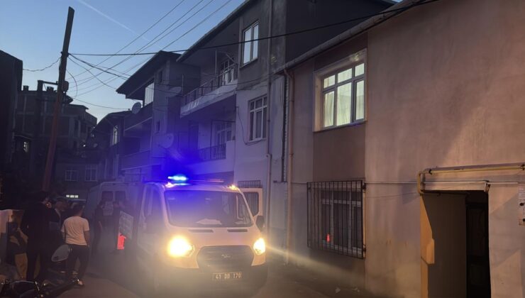 Kocaeli’de kolonlarında çatlak oluşan 3 katlı bina tahliye edildi