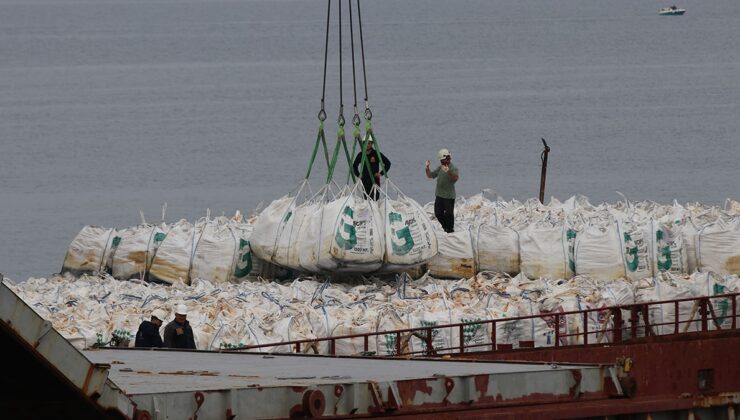 Kocaeli'de karaya oturan gemideki yükün tahliyesine başlandı